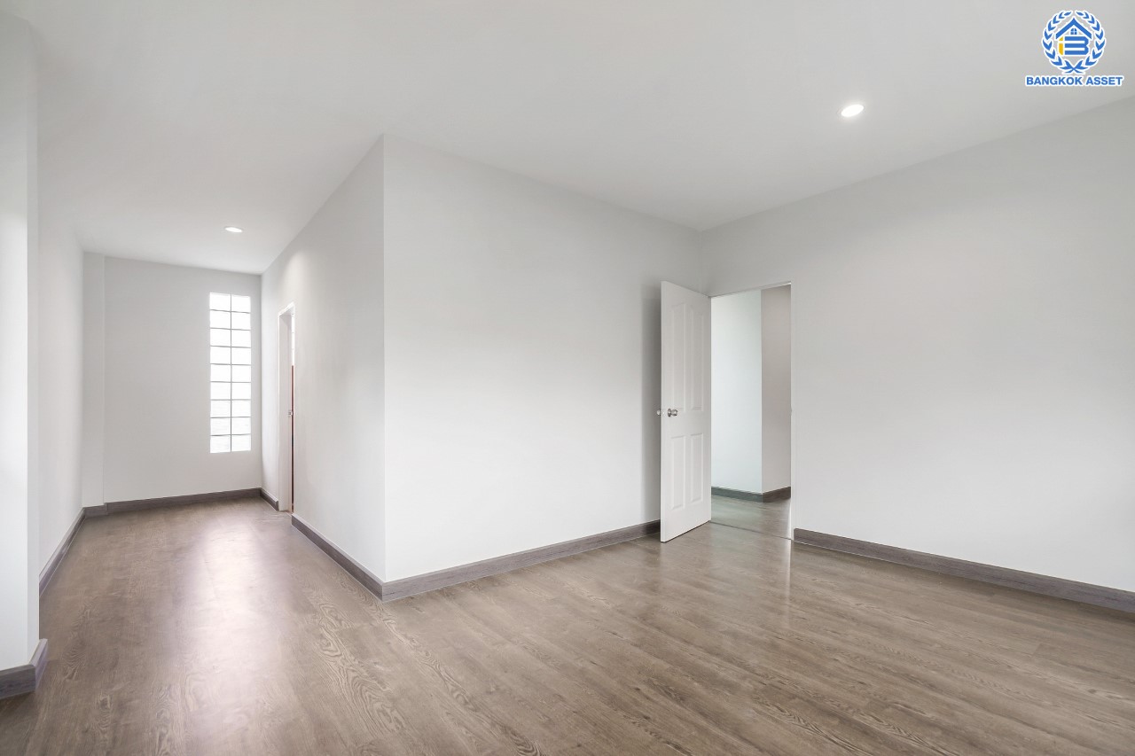 บ้านมือสองตกแต่งใหม่ ม.พิชชานันท์ สุคนธสวัสดิ์ หลังมุม เนื้อที่ 53.9 ตร.ว. ฟังก์ชัน 3 ห้องนอน 3 ห้องน้ำ 2 ที่จอดรถ พร้อม Living Area กว้างขวางชั้นสอง บนทำเลใจกลางเมือง! เชื่อมต่อทั้งถนนประเสริฐมนูญกิจ ,เกษตร-นวมินทร์, ลาดพร้าว, รัชโยธินฯ ใกล้ทางด่วนรามอินทรา และรถไฟฟ้าสายสีน้ำตาล "สถานีโรงเรียนสตรีวิทยา2"